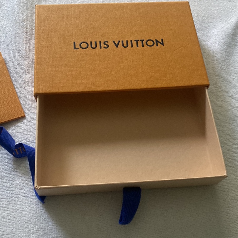 Louis Vuitton - Picture 2 of 2
